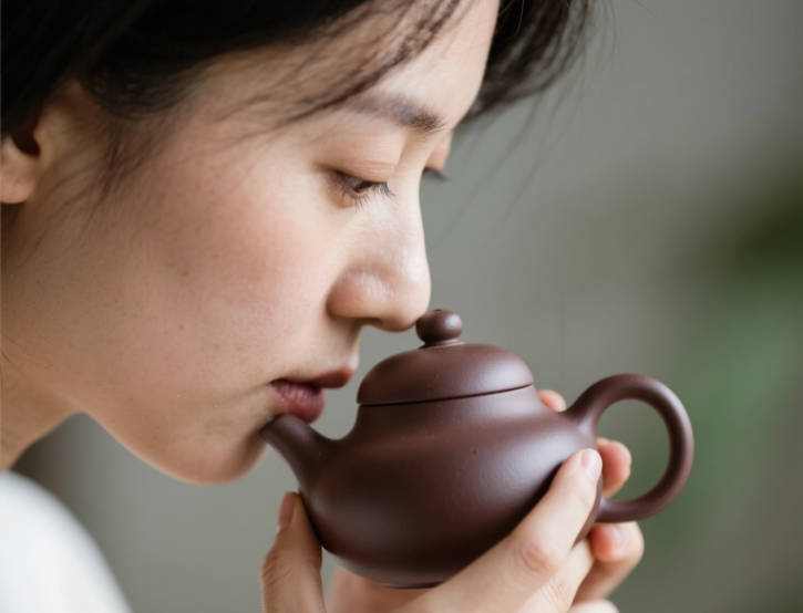 开水烫过紫砂壶有香味是化工壶吗？不一定