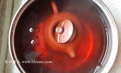 紫砂壶煮完后水变红