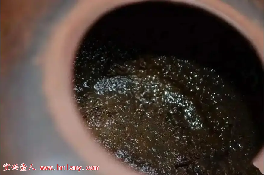 紫砂杯里面的茶垢一定要洗掉，喝茶才更健康