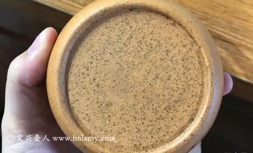 段泥紫砂壶泡白茶后出现黑点是怎么回事