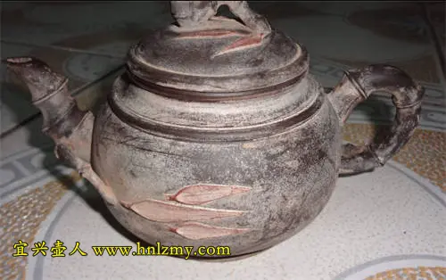 宜兴紫砂壶煮过后变得白花花，大抵是这个原因