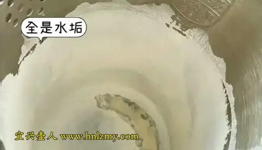 普通烧水壶内的白色水垢