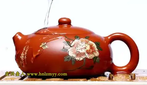 彩绘紫砂壶被茶水浇淋