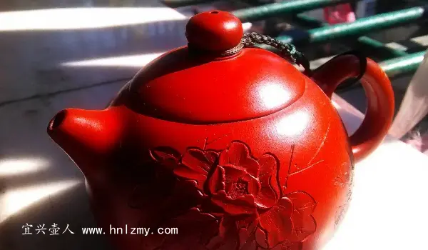 紫砂机车壶颜色都很鲜艳吗？