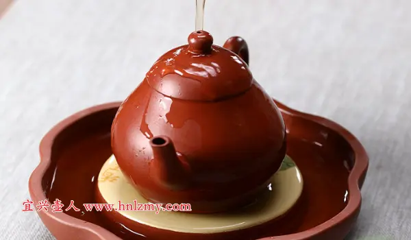 紫砂壶遇热后散发出难闻的味道怎么办？了解原因才能解决！