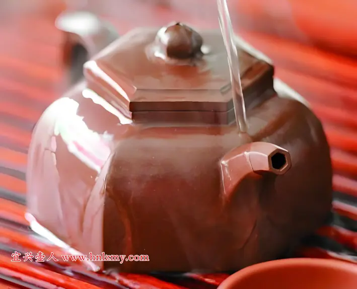 紫砂壶浇热水