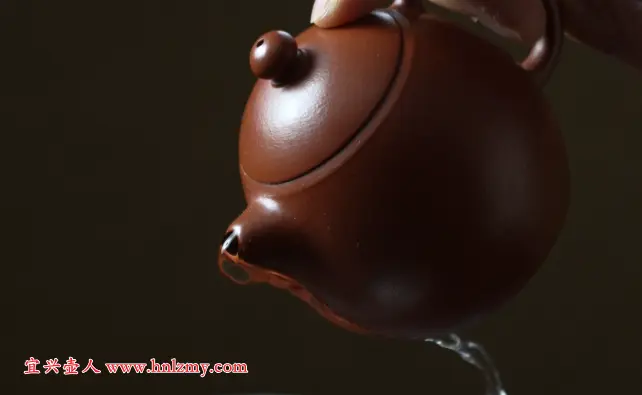 紫砂壶水沿着壶嘴往下流