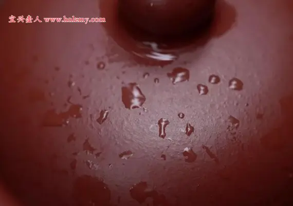 表面细腻看不到颗粒感的紫砂壶