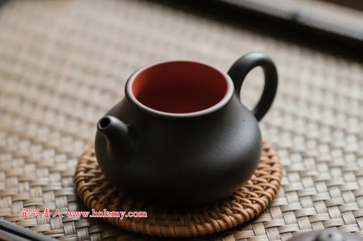 紫砂壶外面黑色里面红色