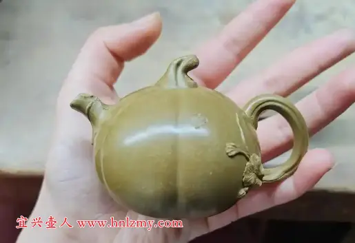 手盘紫砂壶示意图