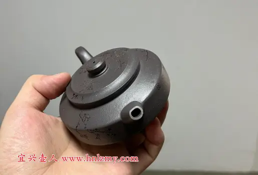手盘紫砂壶