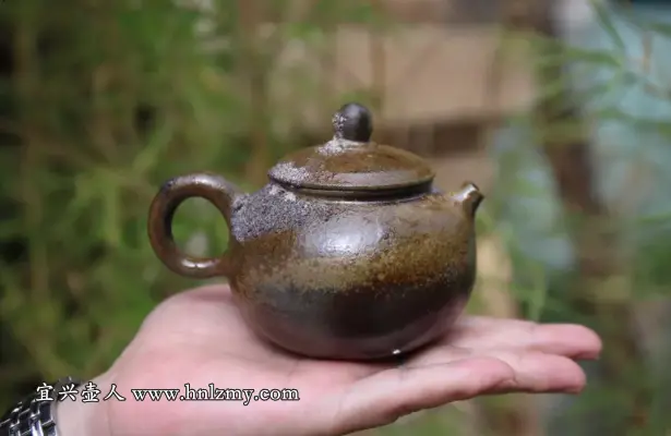 现代柴烧壶是人为制作的釉面