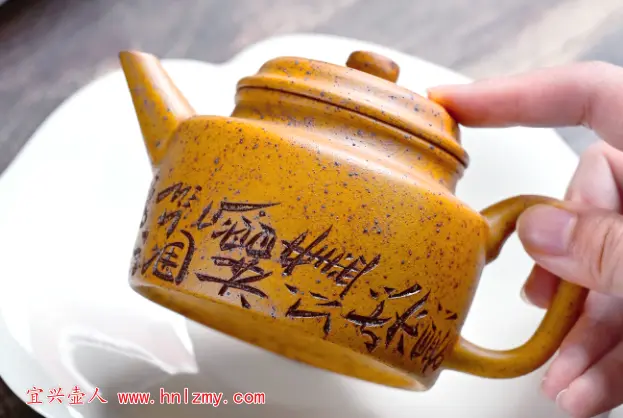 段泥紫砂壶颜色各异