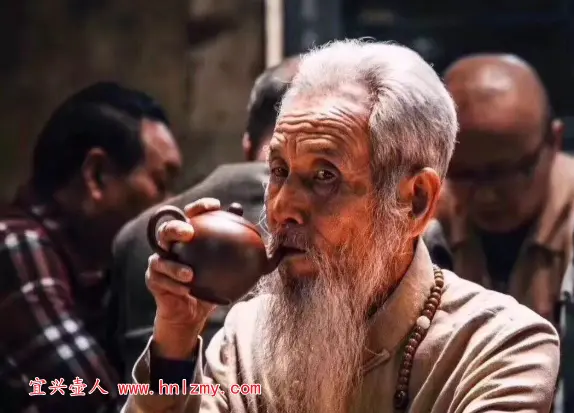 紫砂壶对嘴喝茶