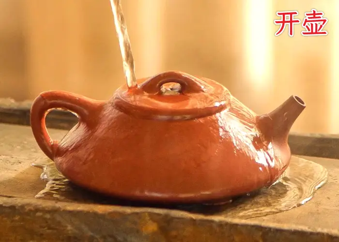 开水烫过紫砂壶有香味是化工壶吗？不一定