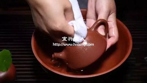 紫砂壶喝完茶用温水和开水洗哪个好