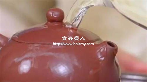紫砂壶用热水浇淋有味道的原因