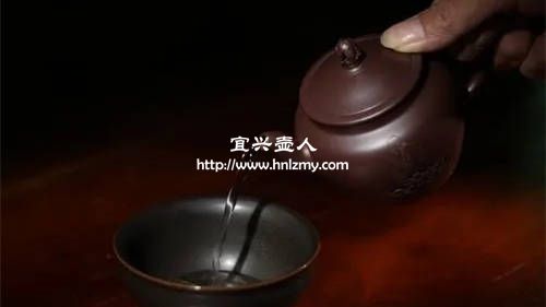 紫砂壶第一次泡茶有股泥巴味正常吗