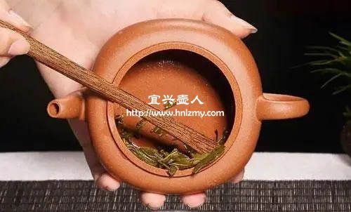 紫砂壶泡完茶叶怎么快速倒出来