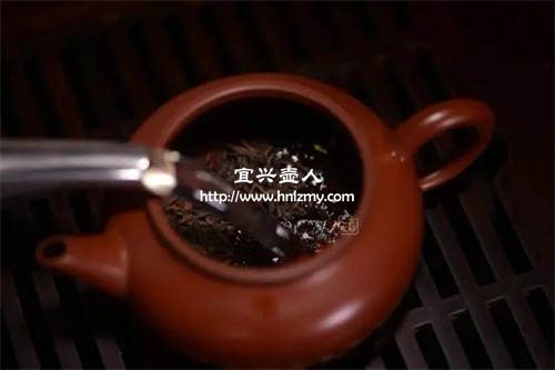 紫砂壶泡完茶叶怎么快速倒出来