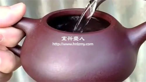 紫砂壶倒入热水为什么有滋滋的声音