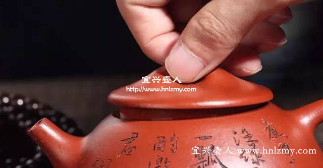 旋转壶盖听紫砂壶声音