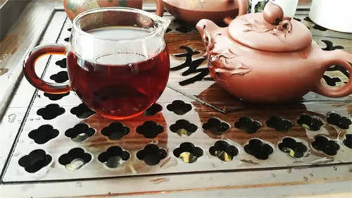 紫砂壶泡红茶选择开口小的壶更适合