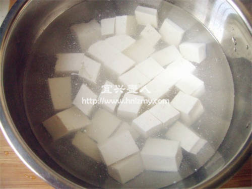 豆腐用水煮后表面一层白色物质3