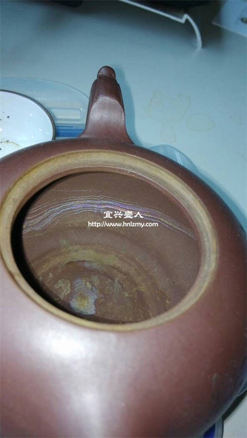 紫砂壶泡茶后形成的茶痕