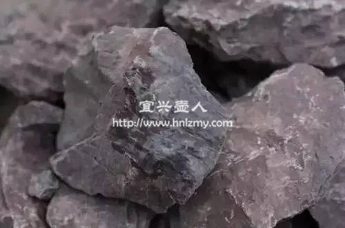 紫砂原矿是以矿石的模样出现