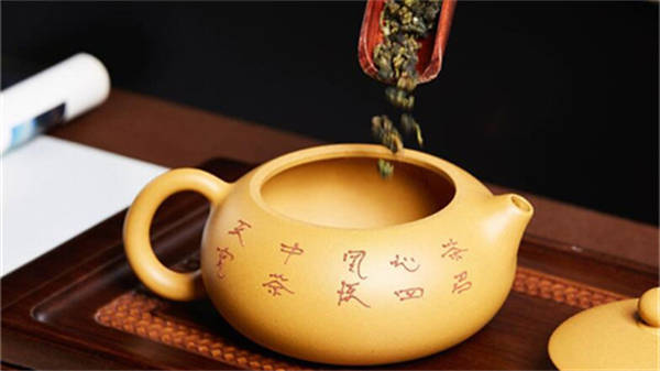 红茶喝完后可以把茶叶放在紫砂壶里养壶吗2